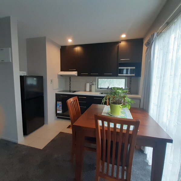 Dining - 5 Minutes Walk to hospital ground and River (Hamilton)