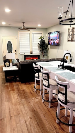Dining. Cool cozy vacation home in Glenview 10 minutes from Tiger Stadium