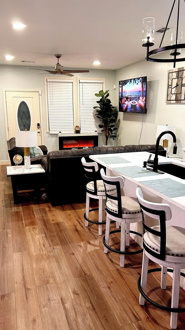 Dining - Cool cozy vacation home in Glenview 10 minutes from Tiger Stadium (Memphis)