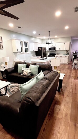 Smart TV, fireplace - Cool cozy vacation home in Glenview 10 minutes from Tiger Stadium (Memphis)