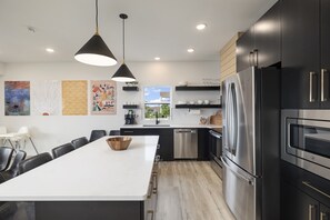 Fridge, microwave, oven, stovetop - New 8 bdrm home w/ 4000+ sqft (sleeps 16) lake views, hot tub, & outdoor dining! (HOLLISTER)