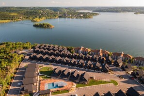 Exterior - New 8 bdrm home w/ 4000+ sqft (sleeps 16) lake views, hot tub, & outdoor dining! (HOLLISTER)