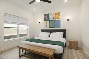 8 bedrooms, desk, iron/ironing board, travel cot - New 8 bdrm home w/ 4000+ sqft (sleeps 16) lake views, hot tub, & outdoor dining! (HOLLISTER)