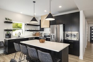 Fridge, microwave, oven, stovetop - New 8 bdrm home w/ 4000+ sqft (sleeps 16) lake views, hot tub, & outdoor dining! (HOLLISTER)