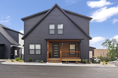 New 8 bdrm home w/ 4000+ sqft (sleeps 16) lake views, hot tub, & outdoor dining!