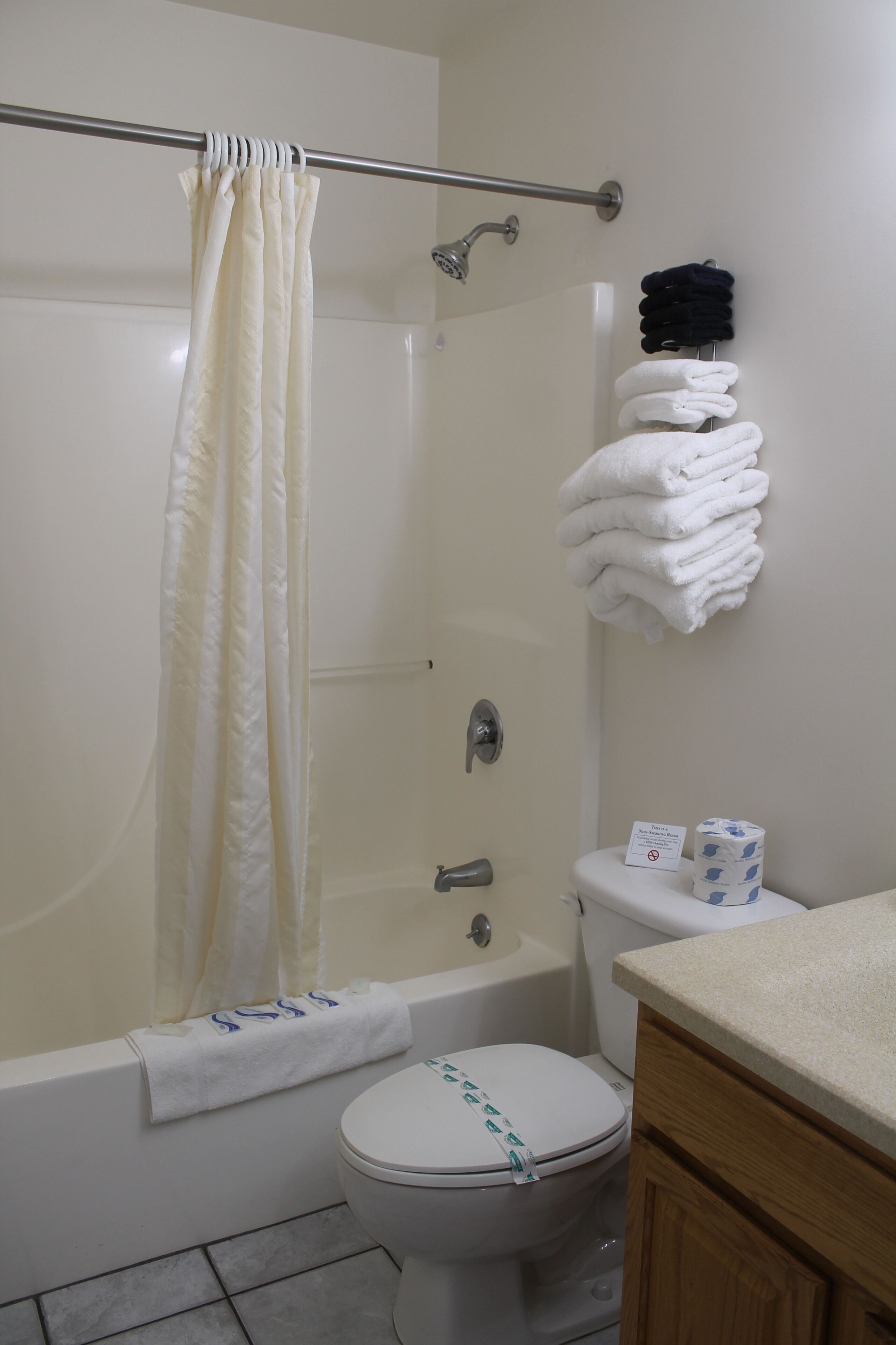 Luxury Double Room | Bathroom | Combined shower/bathtub, rainfall showerhead, free toiletries
