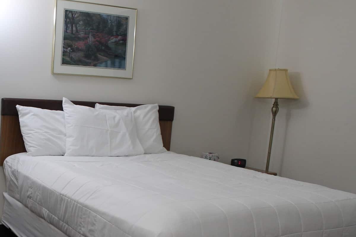 Habitación senior, barra de apoyo en la tina, planta baja | Sábanas de algodón egipcio, ropa de cama de alta calidad y wifi gratis 