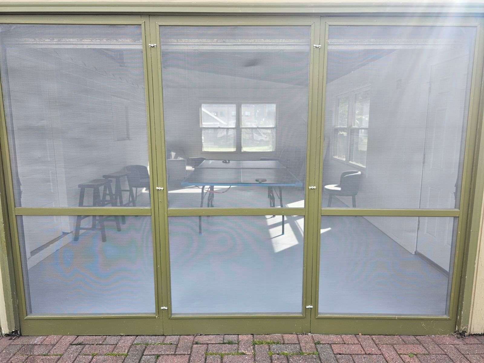 Une salle de conférence dotée d’une cloison en verre, d’une table et de chaises.