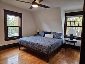 3 bedrooms, desk, iron/ironing board, travel cot - Historic home in downtown De Pere, sleeps 10 (De Pere)