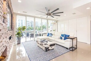 Living area - Exquisite Riverside Retreat (Miami)