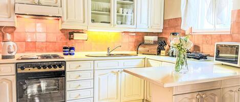 ثلاجة، ميكروويف، فرن، غسالة أطباق