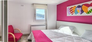 3 dormitorios, tabla de planchar con plancha, ropa de cama