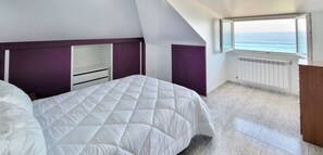 3 dormitorios, tabla de planchar con plancha, ropa de cama