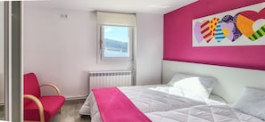 4 bedrooms, iron/ironing board, free WiFi, bed sheets