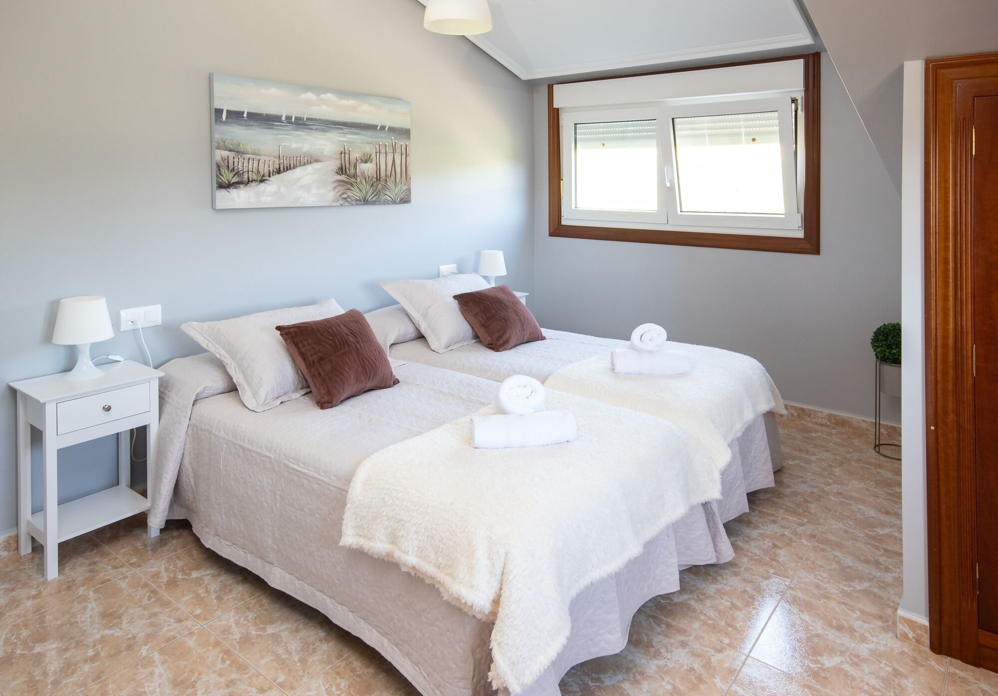 3 bedrooms, iron/ironing board, WiFi (free), bed sheets