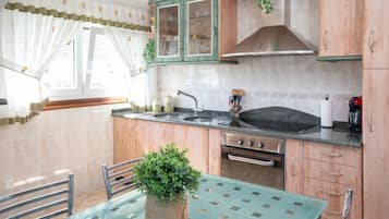 Kühlschrank, Mikrowelle, Ofen, Wasserkocher mit Kaffee-/Teezubehör