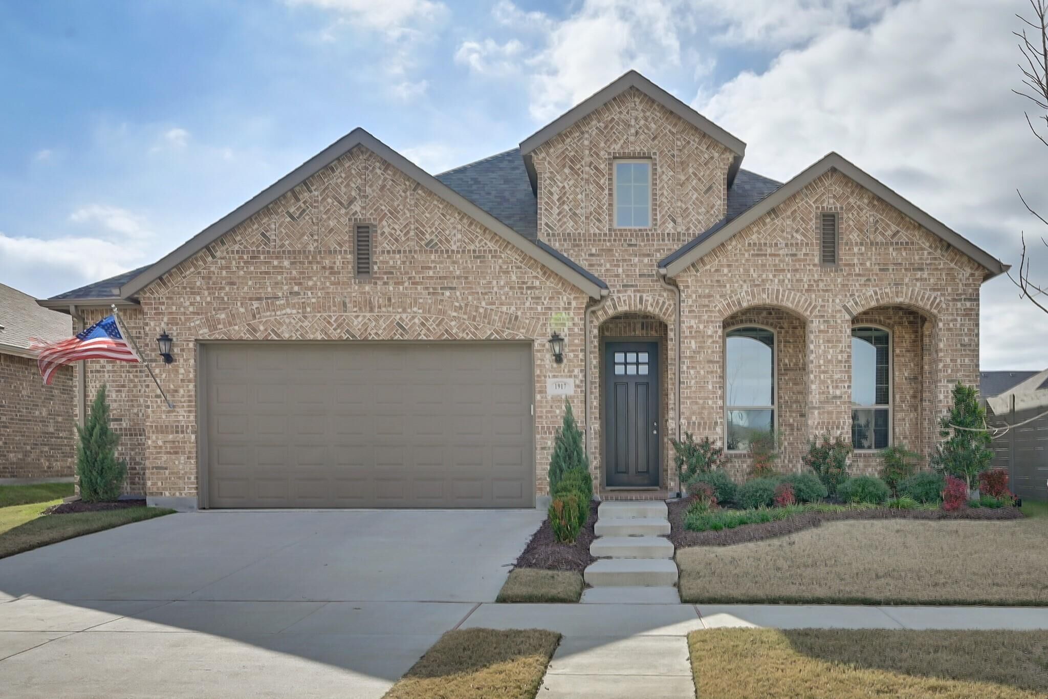 Embrace Argyle's Allure: Your Dream Getaway in an Unbeatable Neighborhood!

