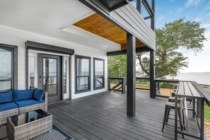Terrace/patio - Waterfront Home w/ Views - Hot Tub + Movie Theatre (Bacliff)