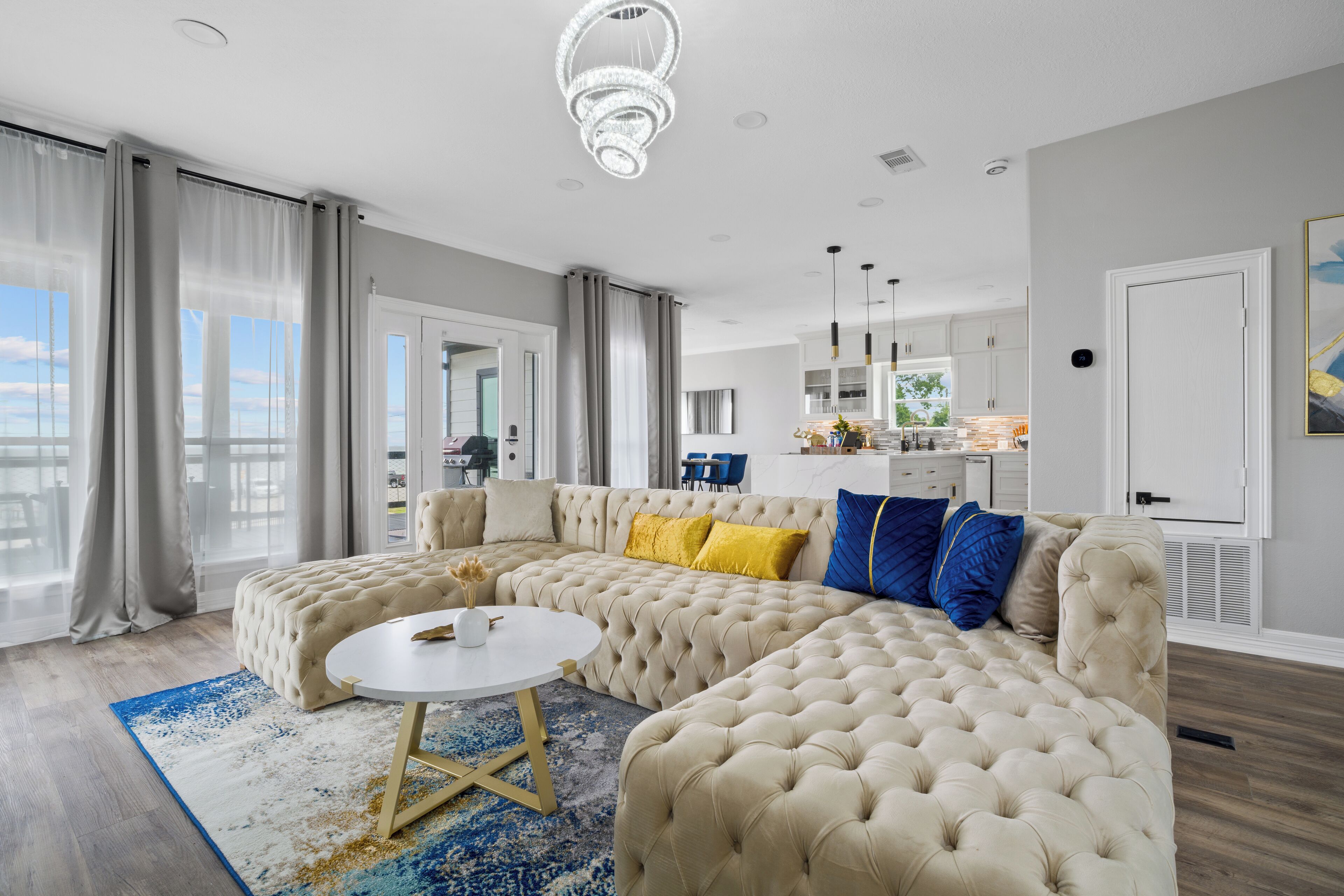 Smart TV, mesa de pingue-pongue, livros, aparelho de som