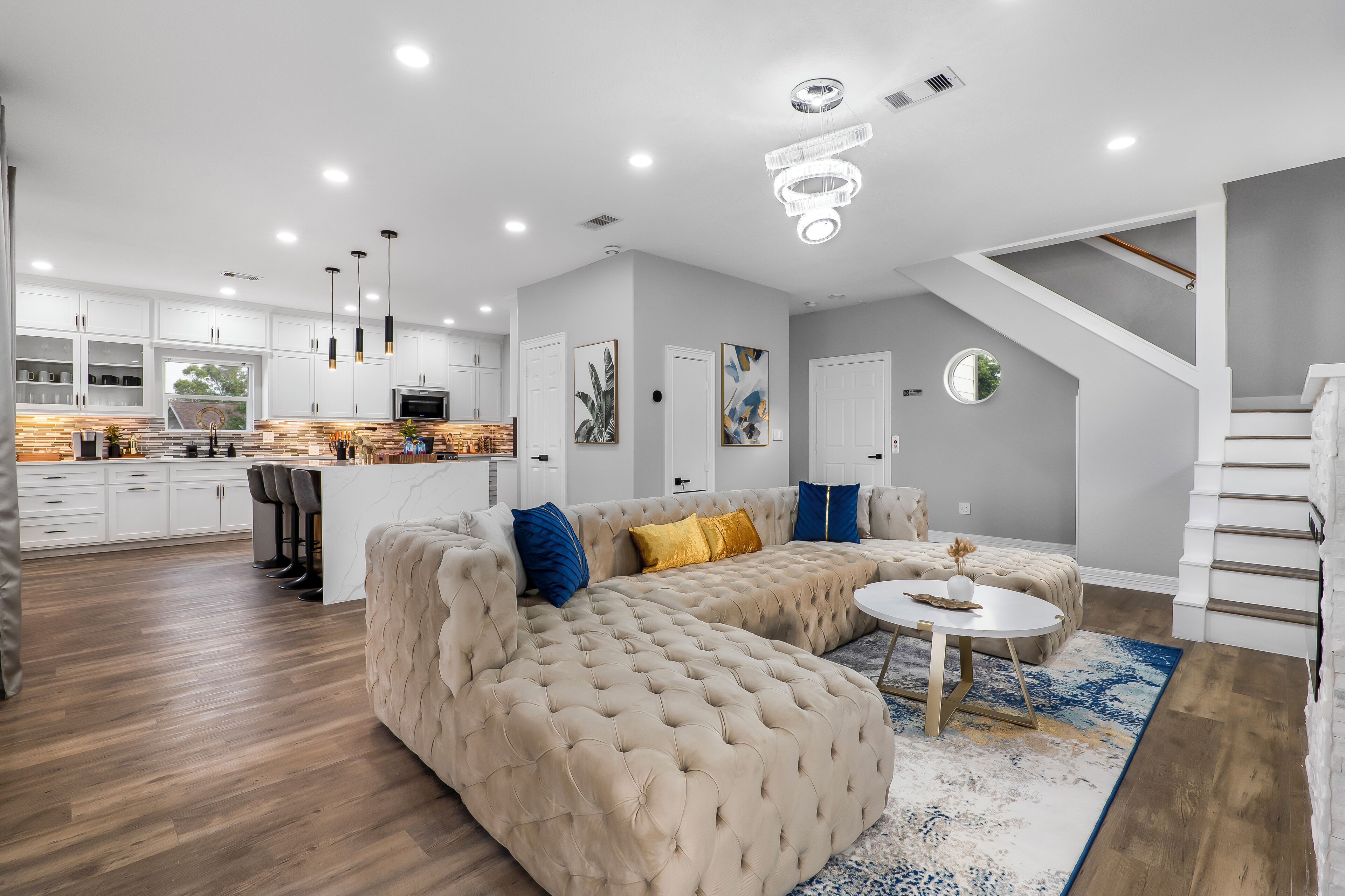 Smart TV, mesa de pingue-pongue, livros, aparelho de som