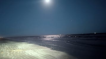 Chaises longues, serviettes de plage