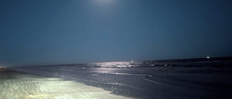 Chaises longues, serviettes de plage