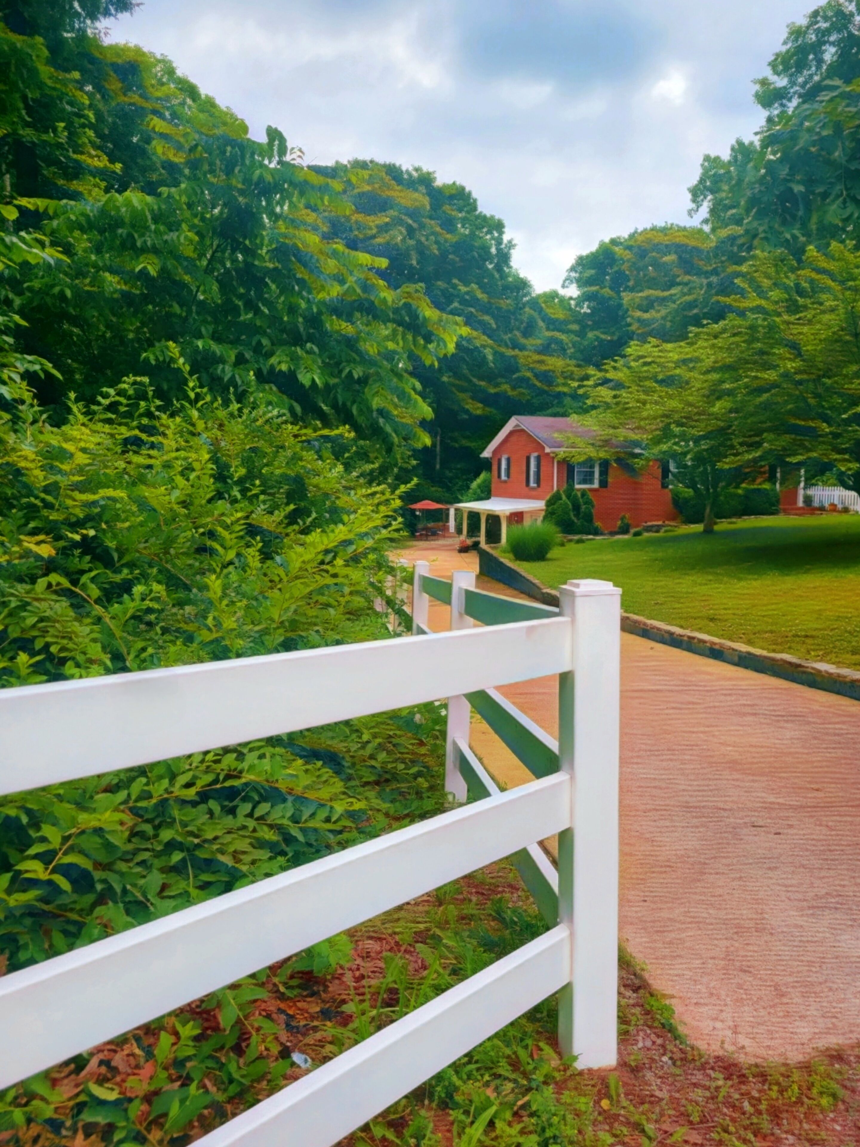 Wayfarer's Inn: Cottage Suite Nestled in a Woodland Setting Near Historic Square