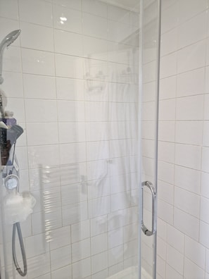 Håndklær, såpe og toalettpapir