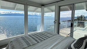 4 bedrooms, desk, iron/ironing board, travel crib