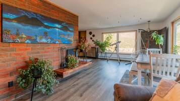 Smart TV, fireplace, stereo