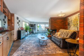 Smart-TV, Kamin, Bücher, Musikbibliothek