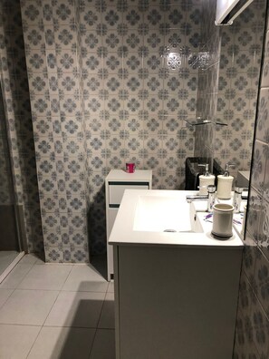 Dusche, Handtücher, Seife, Toilettenpapier