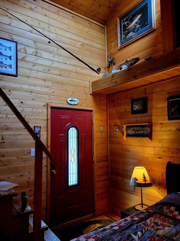 1 bedroom, bed sheets - CUTE CABIN 10 MINUTES FROM TOWN AND FISHING (Soldotna)