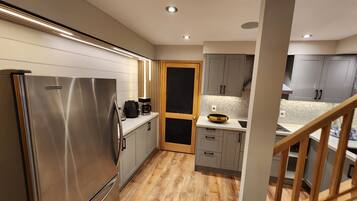 Réfrigérateur, micro-ondes, four, cafetière/bouilloire