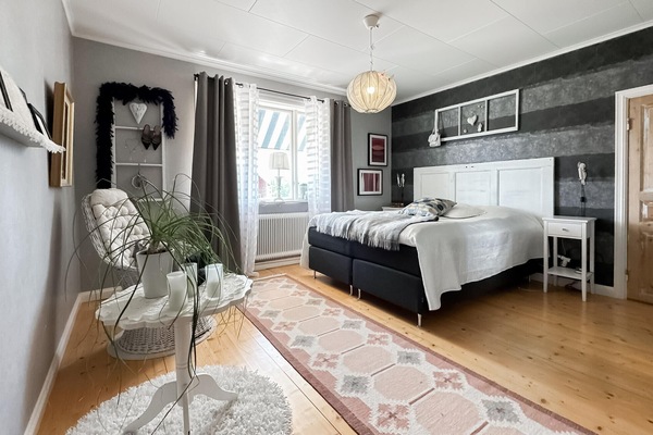 4 bedrooms, travel crib, internet