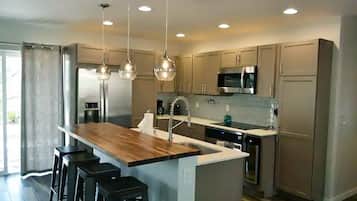 Refrigerador, microondas, horno, placa de cocina