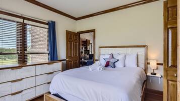 3 bedrooms, desk, iron/ironing board, travel crib