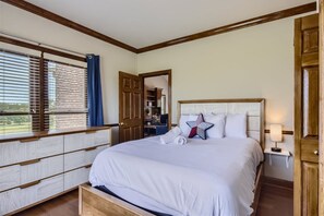 3 室のベッドルーム、デスク、アイロン / アイロン台、旅行用ベビーベッド