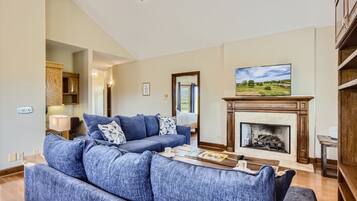 TV, peis, bøker og kontorer