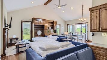 3 soverom, skrivebord, strykejern/-brett og reiseseng for barn