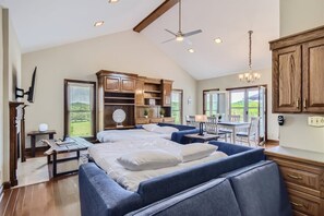 3 Schlafzimmer, Schreibtisch, Bügeleisen/Bügelbrett, Reisekinderbett