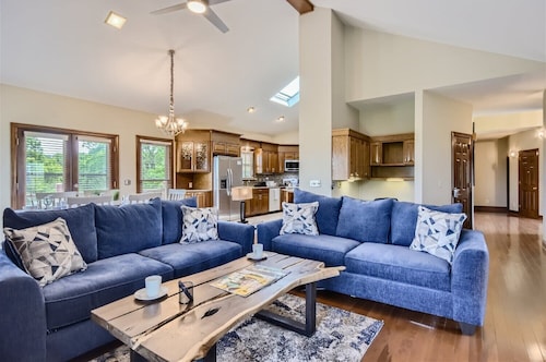 2500 SQFT | #1 Location | Views, Hot Tub, Games-F2