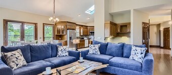 2500 SQFT | #1 Location | Views, Hot Tub, Games-F2