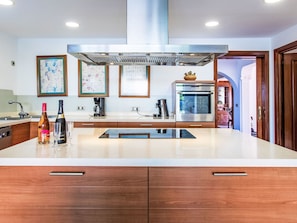 Kühlschrank, Mikrowelle, Ofen, Geschirrspüler