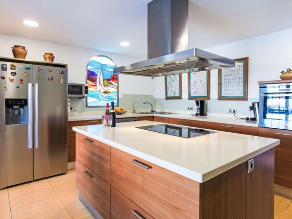 Fridge, microwave, oven, dishwasher - Villa Almudena by Interhome (Rincón de la Victoria)