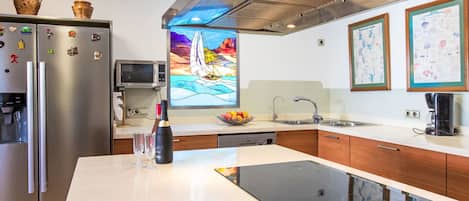 Refrigerador, microondas, horno y lavavajillas