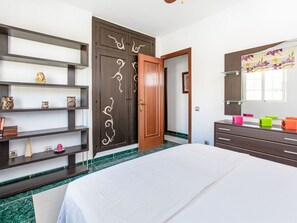 4 bedrooms, desk, iron/ironing board, WiFi