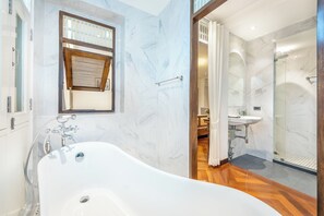 Luxe tweepersoonskamer | Een bureau, gratis wifi