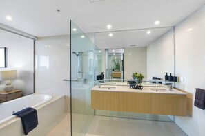 Douche, baignoire à remous, séchoir à cheveux, serviettes fournies