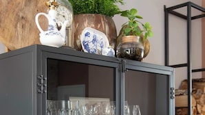 A cabinet with glass doors, containing various glassware and dishes. - House 'n Cheese - Alkmaar (Alkmaar)